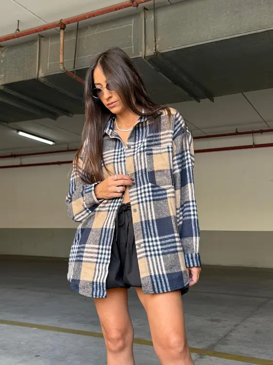 מכופתרת משבצות