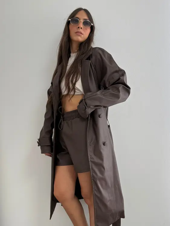 חליפת דמוי עור