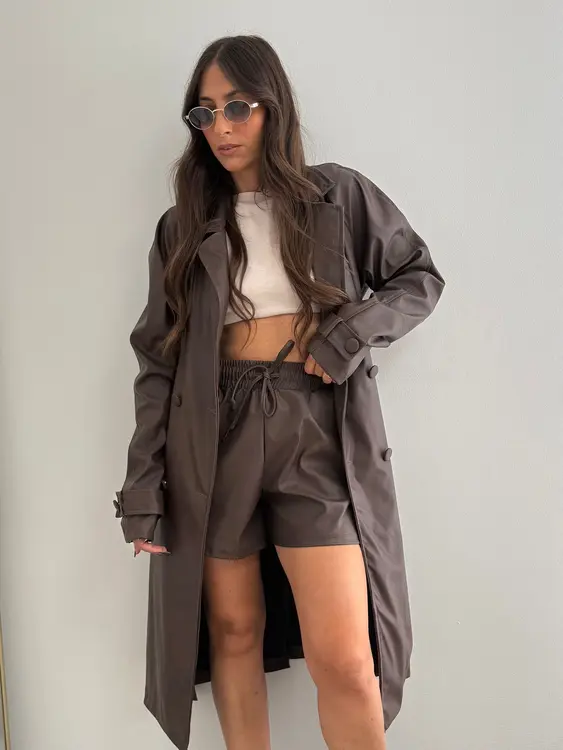 חליפת דמוי עור