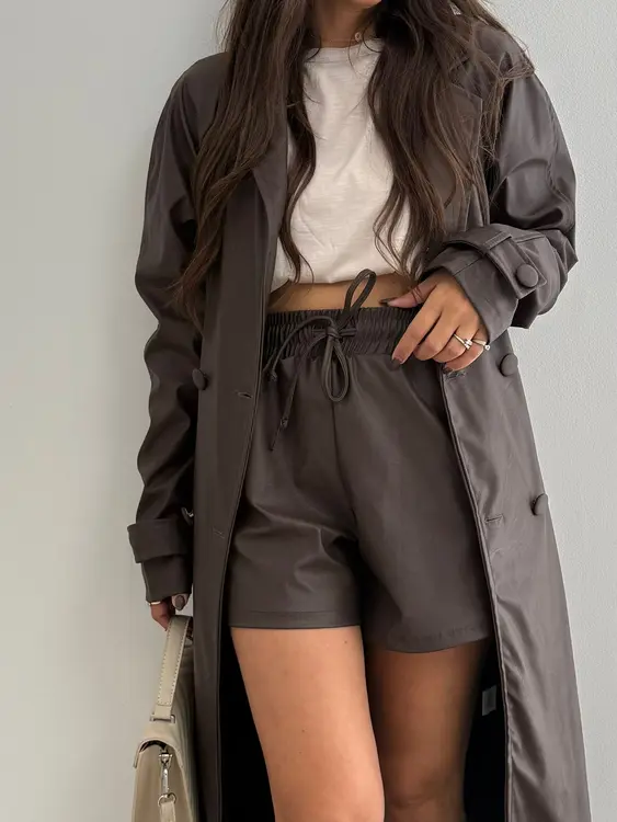 חליפת דמוי עור