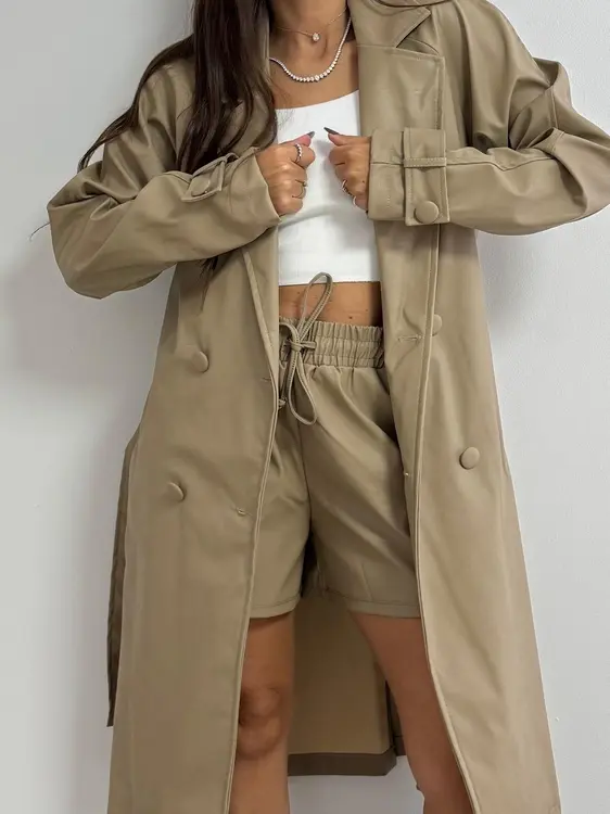 חליפת דמוי עור