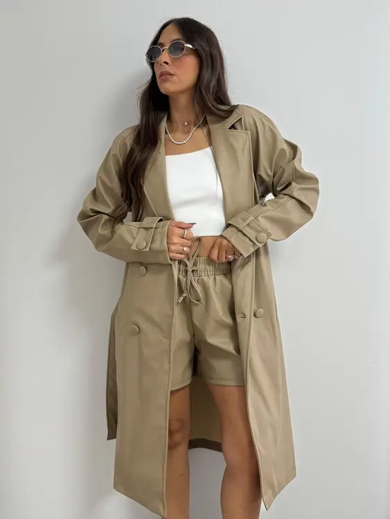 חליפת דמוי עור