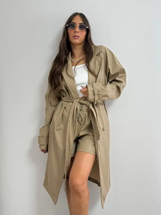 חליפת דמוי עור