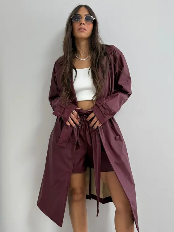 חליפת דמוי עור