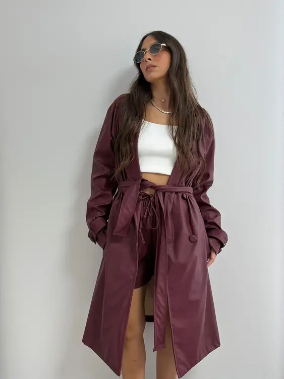 חליפת דמוי עור