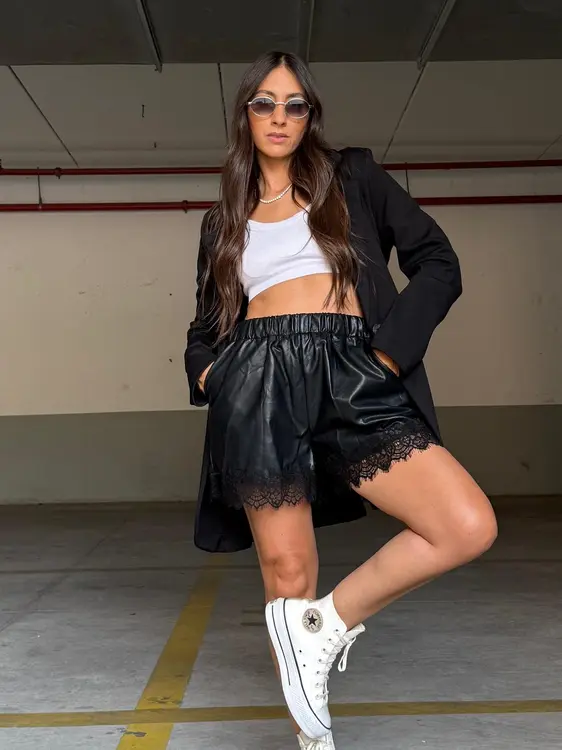 מכנס דמוי עור בשילוב תחרה