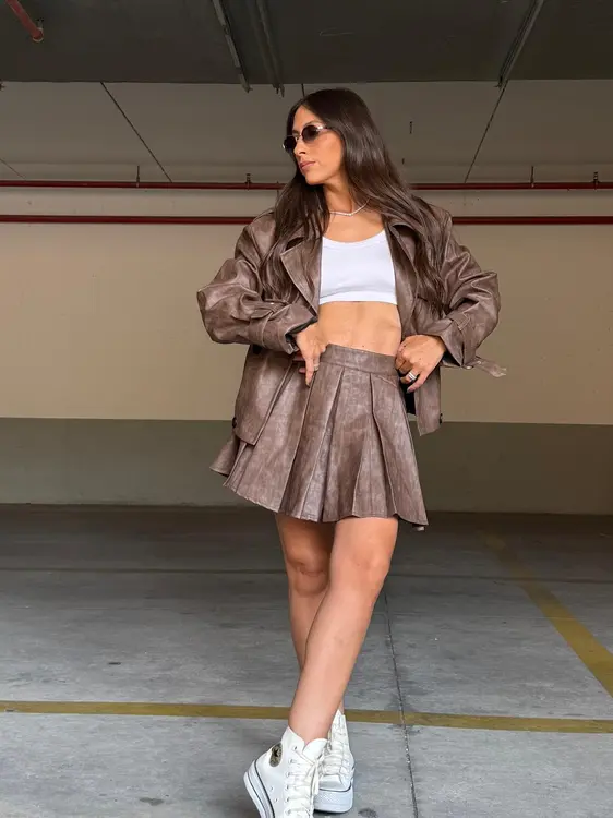 חליפת דמוי עור