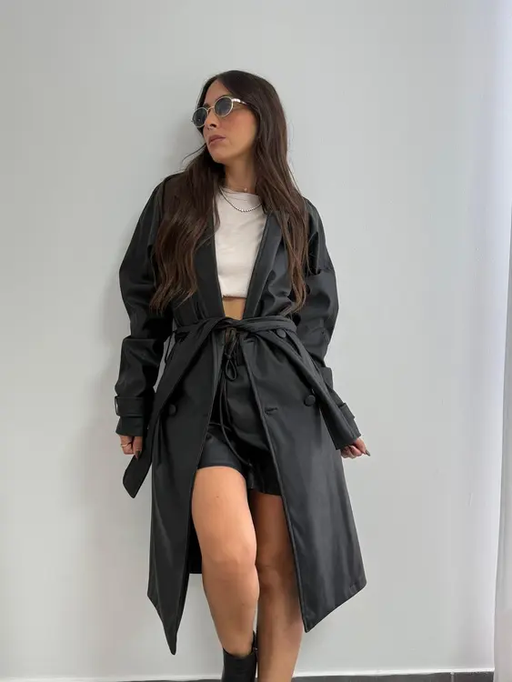 חליפת דמוי עור