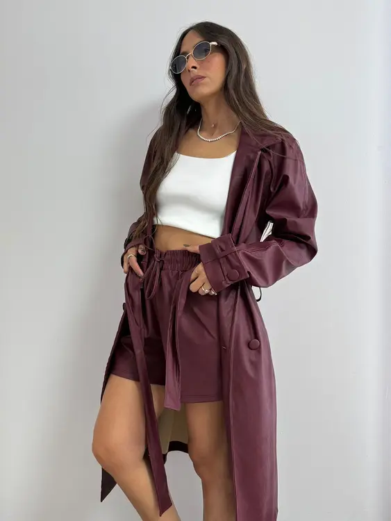 חליפת דמוי עור