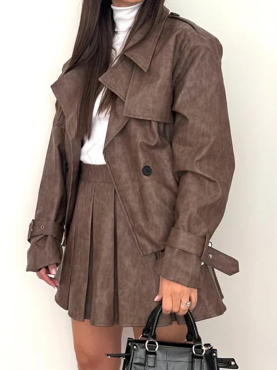 חליפת דמוי עור