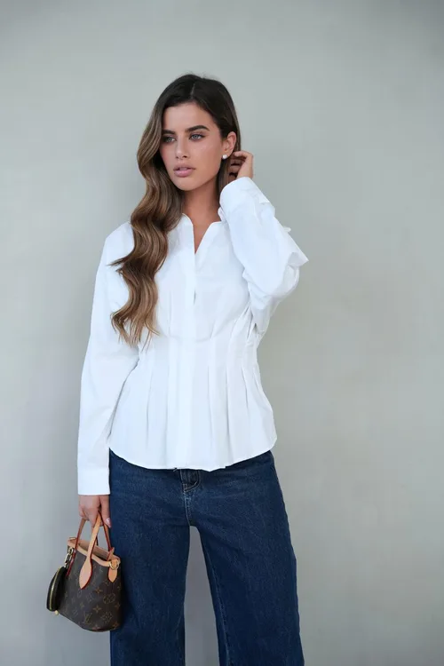 מכופתרת זואי