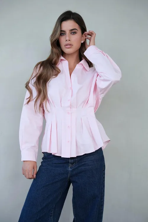 מכופתרת זואי