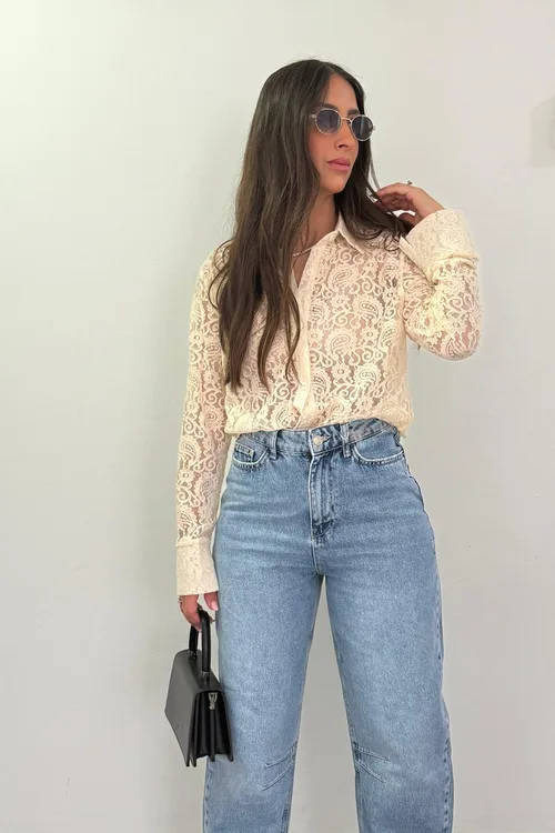 מכופתרת תחרה