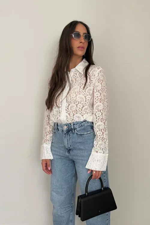 מכופתרת תחרה